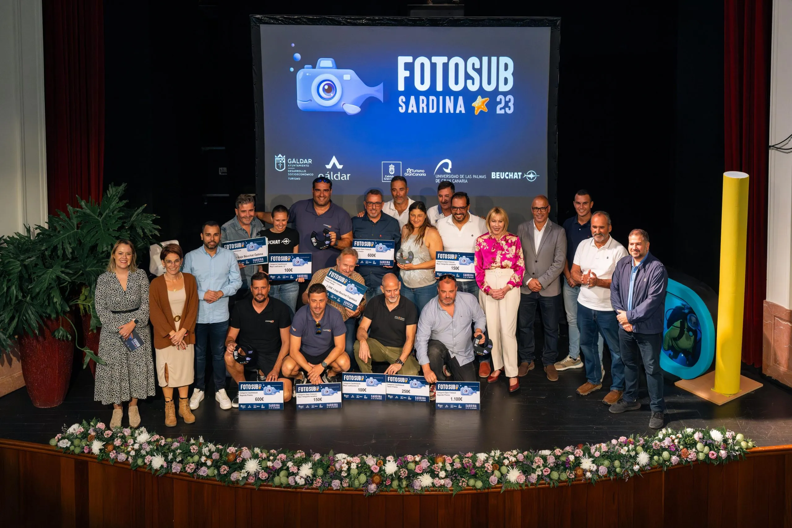 Participantes-premiados-y-autoridades-en-la-entrega-de-premios-del-FotoSub-Sardina-en-el-Teatro-Consistorial-scaled